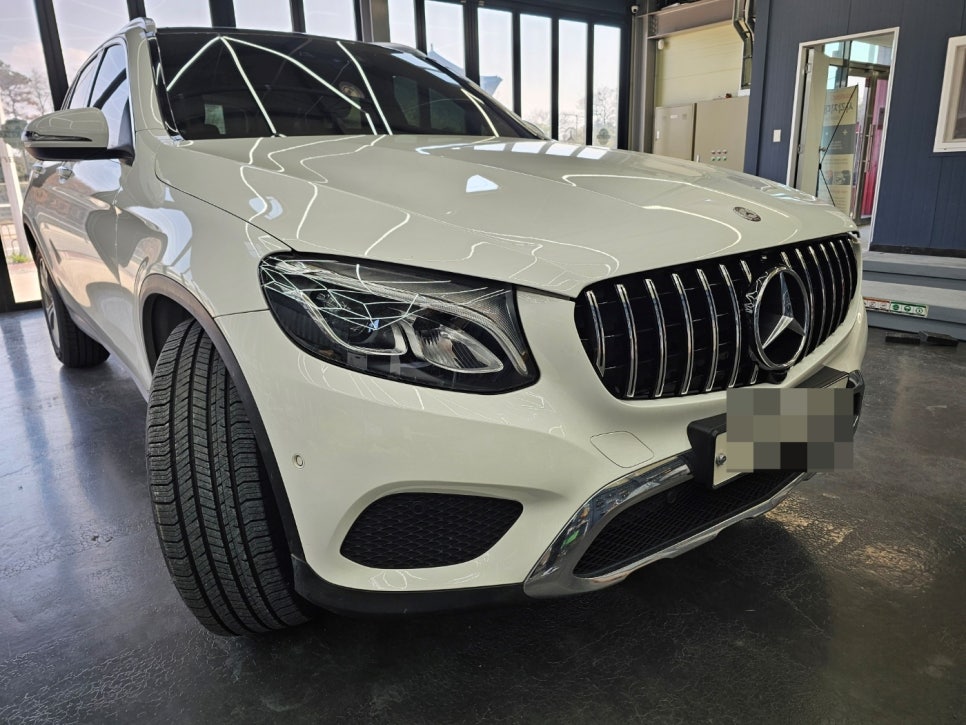벤츠 Glc220d - 64색 컬러확장 및 송풍구엠비언트 / 세로 그릴 시공