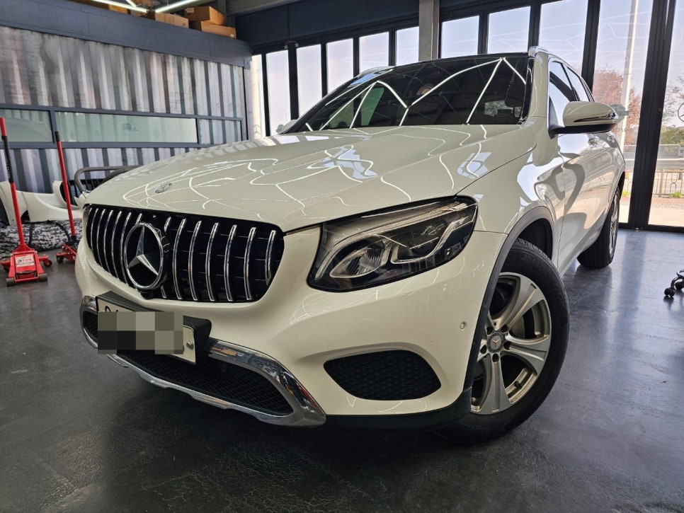 벤츠 Glc220d - 64색 컬러확장 및 송풍구엠비언트 / 세로 그릴 시공