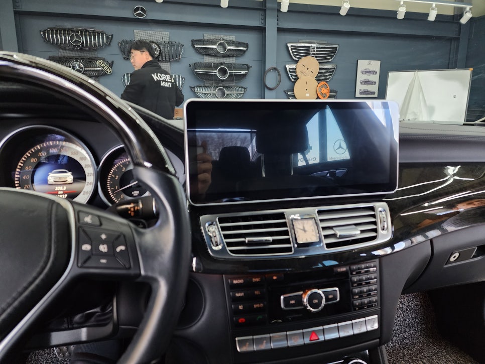 벤츠 Cls350d - '12인치 모니터 교체 ' M2c-200a & Aux 활성화