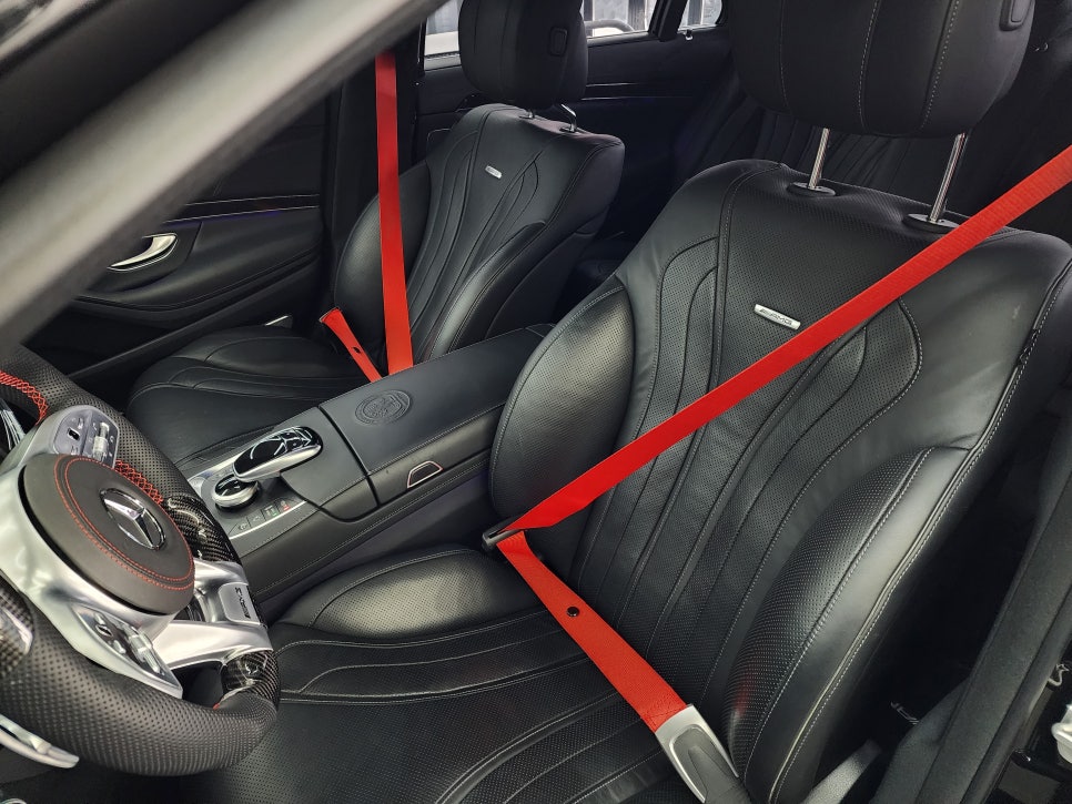 벤츠 S63amg - 커스텀 amg D컷핸들 & 레드컬러 안전벨트 & 송풍구 엠비언트