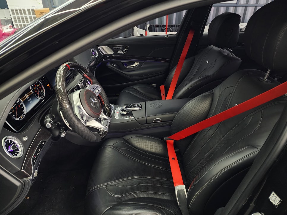 벤츠 S63amg - 커스텀 amg D컷핸들 & 레드컬러 안전벨트 & 송풍구 엠비언트
