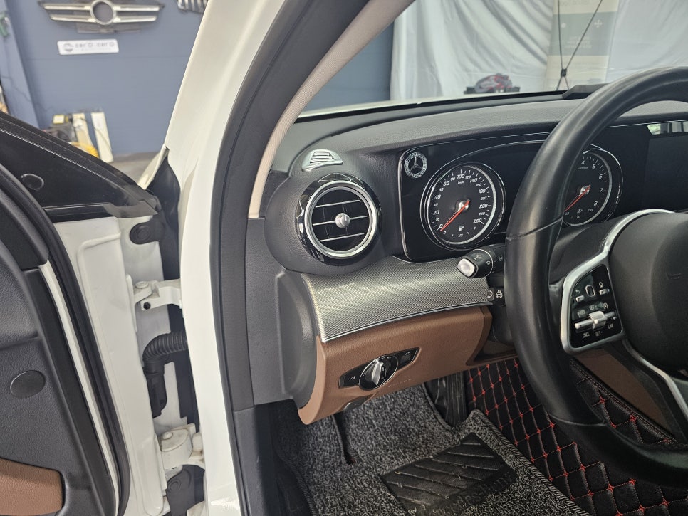 벤츠 E300d - 송풍구엠비언트(정품led) ' E클래스 실내 인테리어를 위한 필수 아이템 '