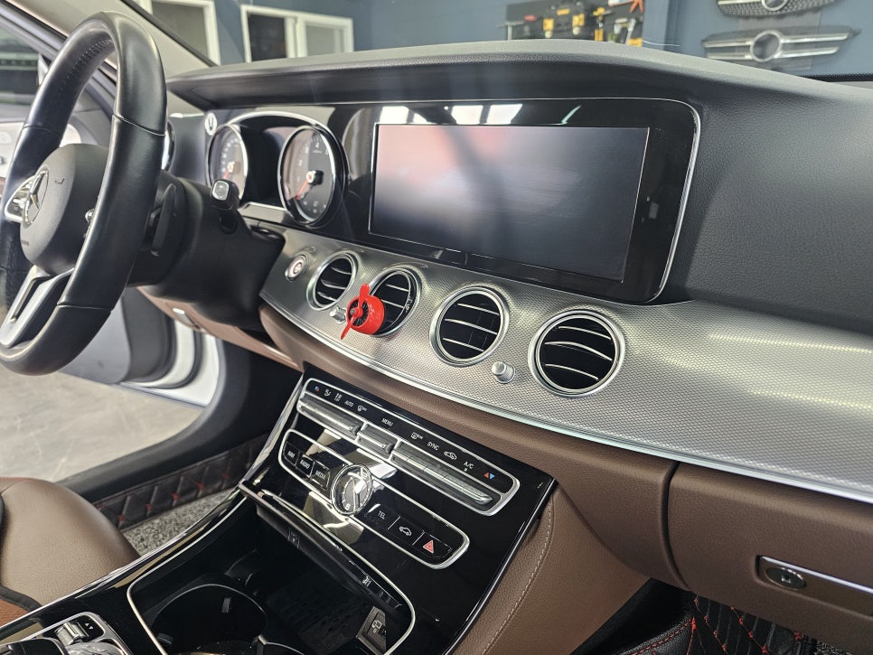 벤츠 E300d - 송풍구엠비언트(정품led) ' E클래스 실내 인테리어를 위한 필수 아이템 '