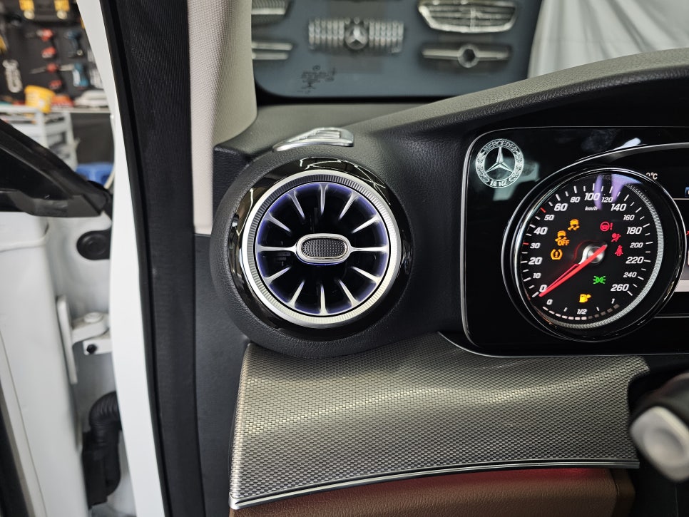 벤츠 E300d - 송풍구엠비언트(정품led) ' E클래스 실내 인테리어를 위한 필수 아이템 '