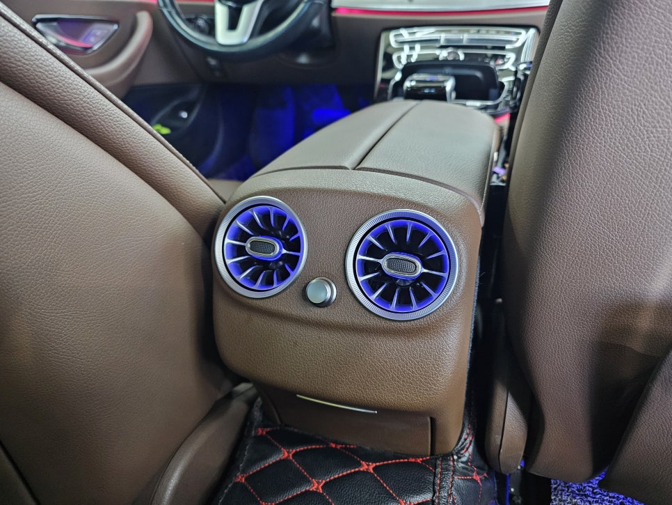 벤츠 E300d - 송풍구엠비언트(정품led) ' E클래스 실내 인테리어를 위한 필수 아이템 '