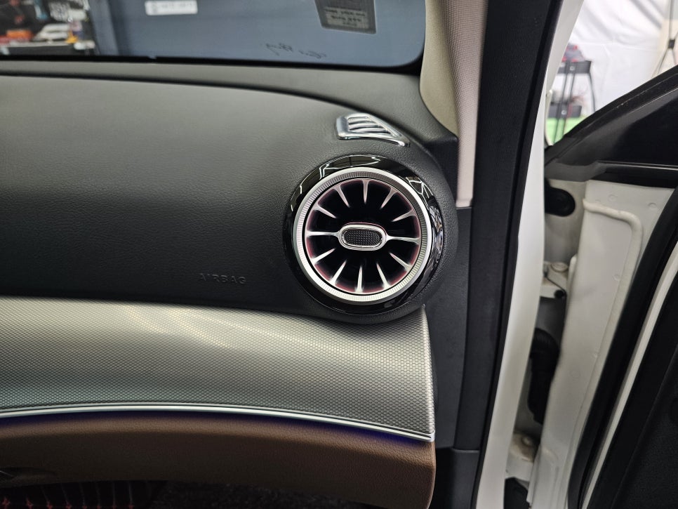 벤츠 E300d - 송풍구엠비언트(정품led) ' E클래스 실내 인테리어를 위한 필수 아이템 '