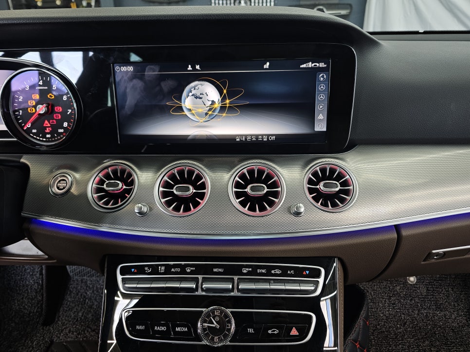 벤츠 E300d - 송풍구엠비언트(정품led) ' E클래스 실내 인테리어를 위한 필수 아이템 '
