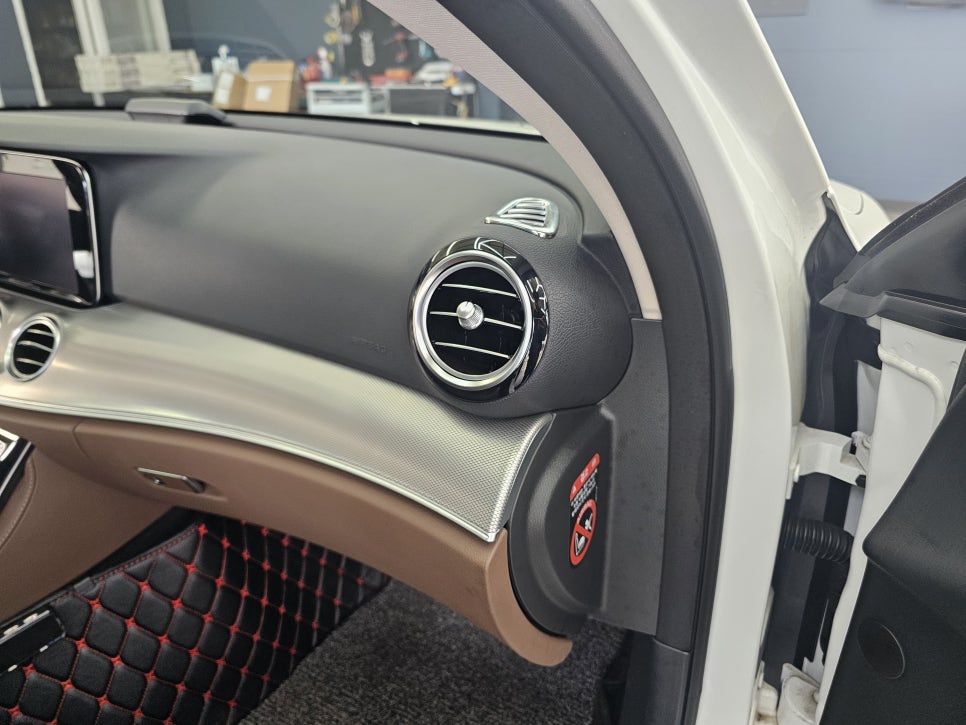 벤츠 E220d 카브리올레 - 송풍구 엠비언트 (정품led)