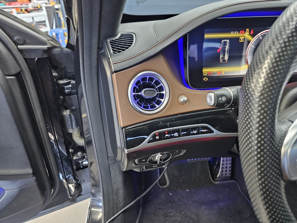 벤츠 s63amg - 송풍구 엠비언트(정품led) & 3D 부메스터