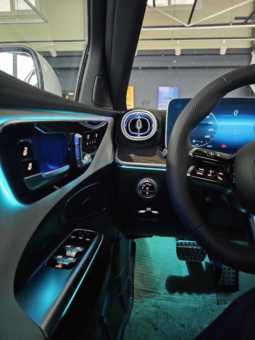벤츠 W206 c300 - "  엠비언트 3종 시공"  송풍구, 데시보드라인, 도어엠비언트