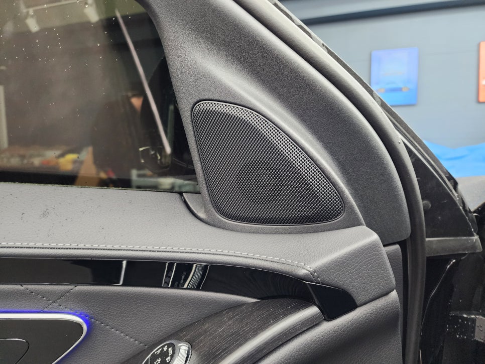 벤츠 S450 - 액티브 엠비언트 & 4d 부메스터 패키지 " 풍성해진 실내 인테리어를 위한 시공 "