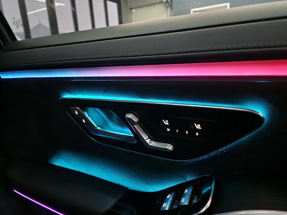 벤츠 S450 - 액티브 엠비언트 & 4d 부메스터 패키지 " 풍성해진 실내 인테리어를 위한 시공 "