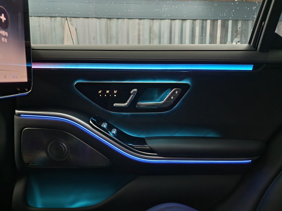 벤츠 S450 - 액티브 엠비언트 & 4d 부메스터 패키지 " 풍성해진 실내 인테리어를 위한 시공 "