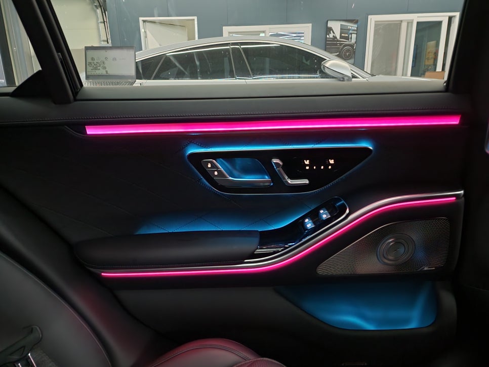 벤츠 S450 - 액티브 엠비언트 & 4d 부메스터 패키지 " 풍성해진 실내 인테리어를 위한 시공 "