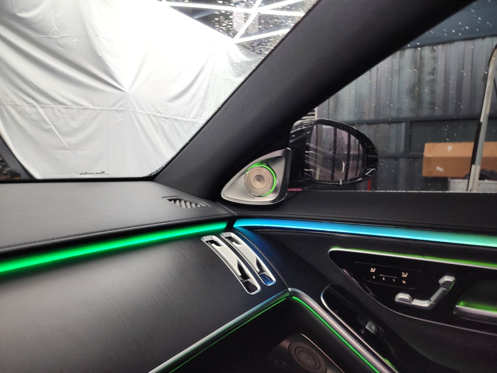 벤츠 S450 - 액티브 엠비언트 & 4d 부메스터 패키지 " 풍성해진 실내 인테리어를 위한 시공 "