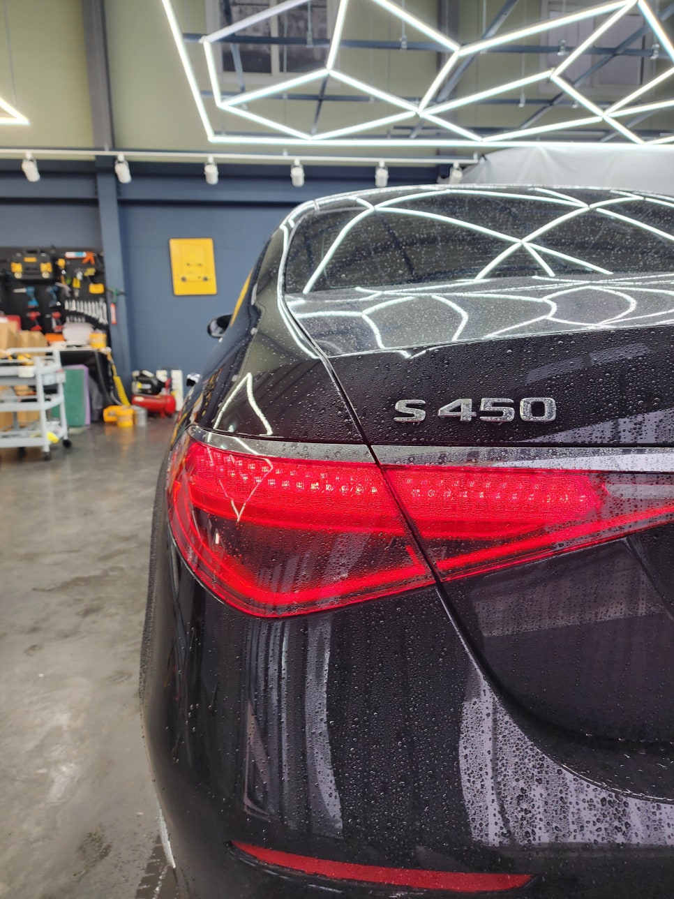 벤츠 S450 - 액티브 엠비언트 & 4d 부메스터 패키지 " 풍성해진 실내 인테리어를 위한 시공 "