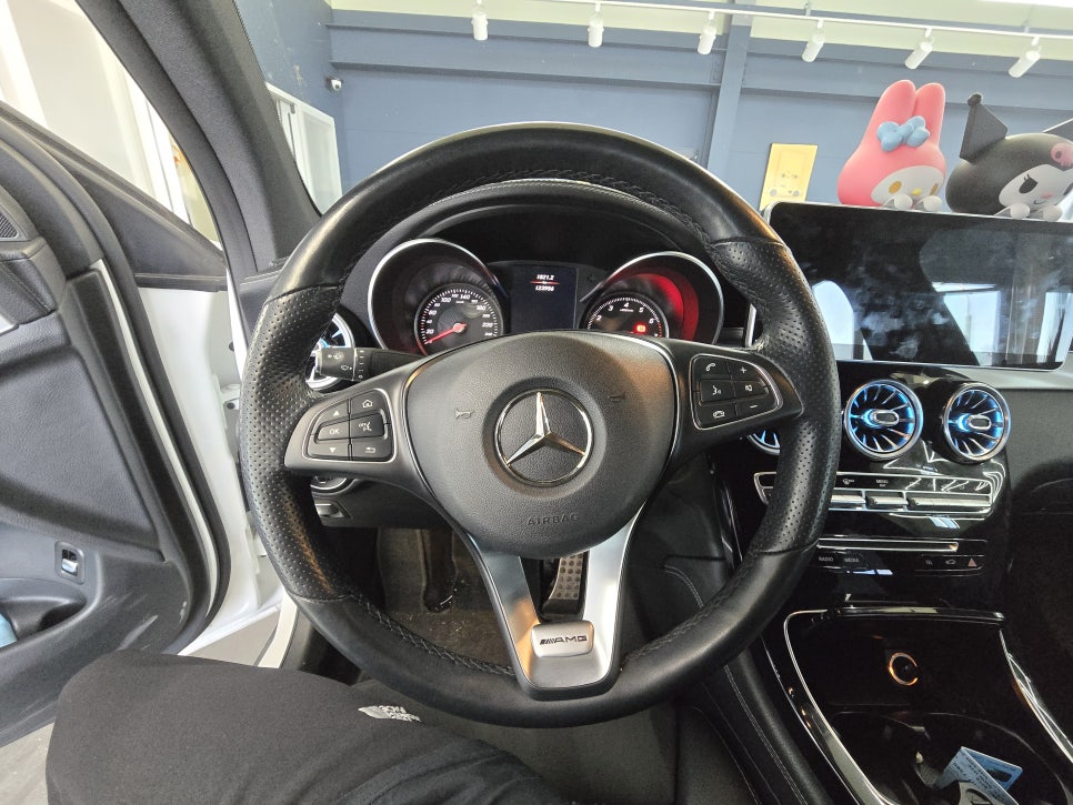 벤츠 X253 glc300 - AMG 카본 D컷핸들, 세로그릴 " 실내/외 인테리어의 변화를 원한다면, 두마리 토끼를 잡아보세요."