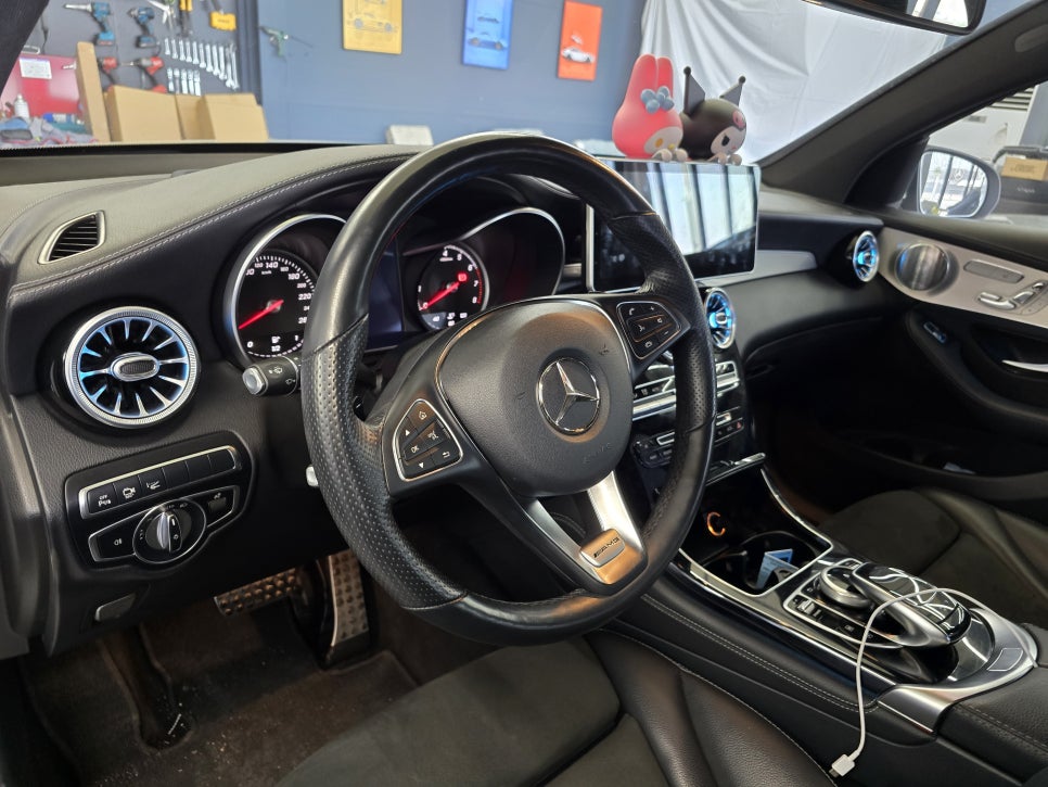 벤츠 X253 glc300 - AMG 카본 D컷핸들, 세로그릴 " 실내/외 인테리어의 변화를 원한다면, 두마리 토끼를 잡아보세요."