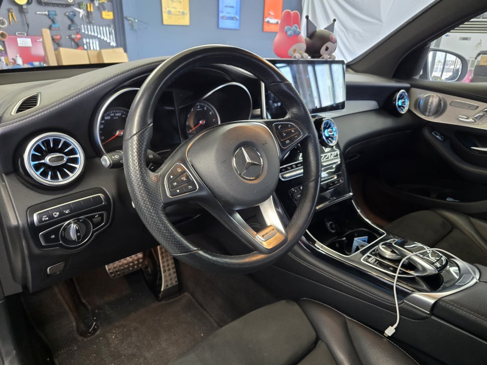 벤츠 X253 glc300 - AMG 카본 D컷핸들, 세로그릴 " 실내/외 인테리어의 변화를 원한다면, 두마리 토끼를 잡아보세요."