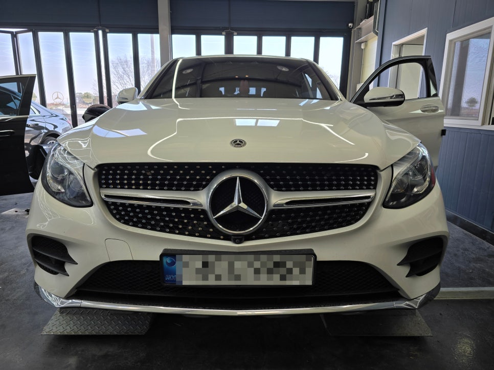 벤츠 X253 glc300 - AMG 카본 D컷핸들, 세로그릴 " 실내/외 인테리어의 변화를 원한다면, 두마리 토끼를 잡아보세요."
