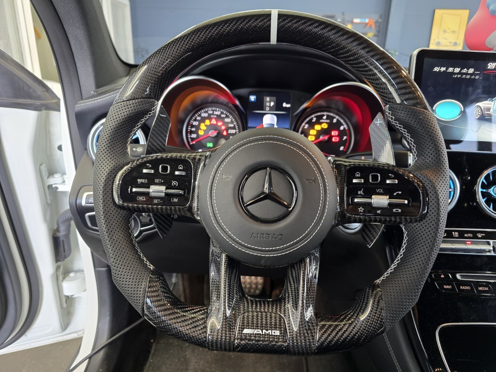 벤츠 X253 glc300 - AMG 카본 D컷핸들, 세로그릴 " 실내/외 인테리어의 변화를 원한다면, 두마리 토끼를 잡아보세요."