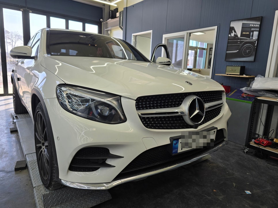 벤츠 X253 glc300 - AMG 카본 D컷핸들, 세로그릴 " 실내/외 인테리어의 변화를 원한다면, 두마리 토끼를 잡아보세요."