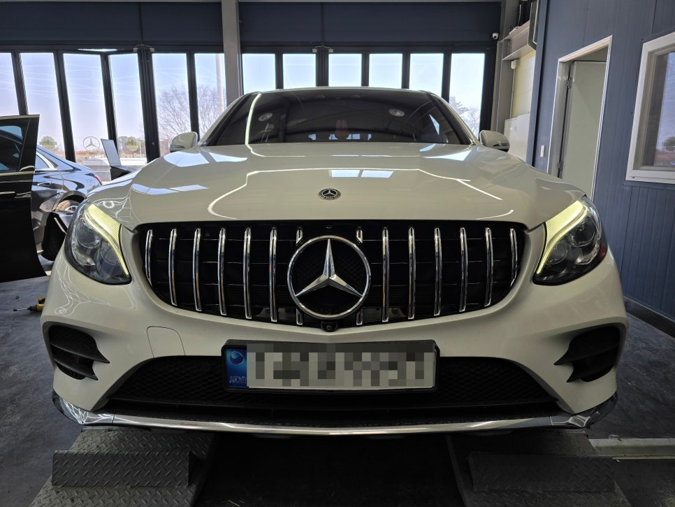 벤츠 X253 glc300 - AMG 카본 D컷핸들, 세로그릴 " 실내/외 인테리어의 변화를 원한다면, 두마리 토끼를 잡아보세요."
