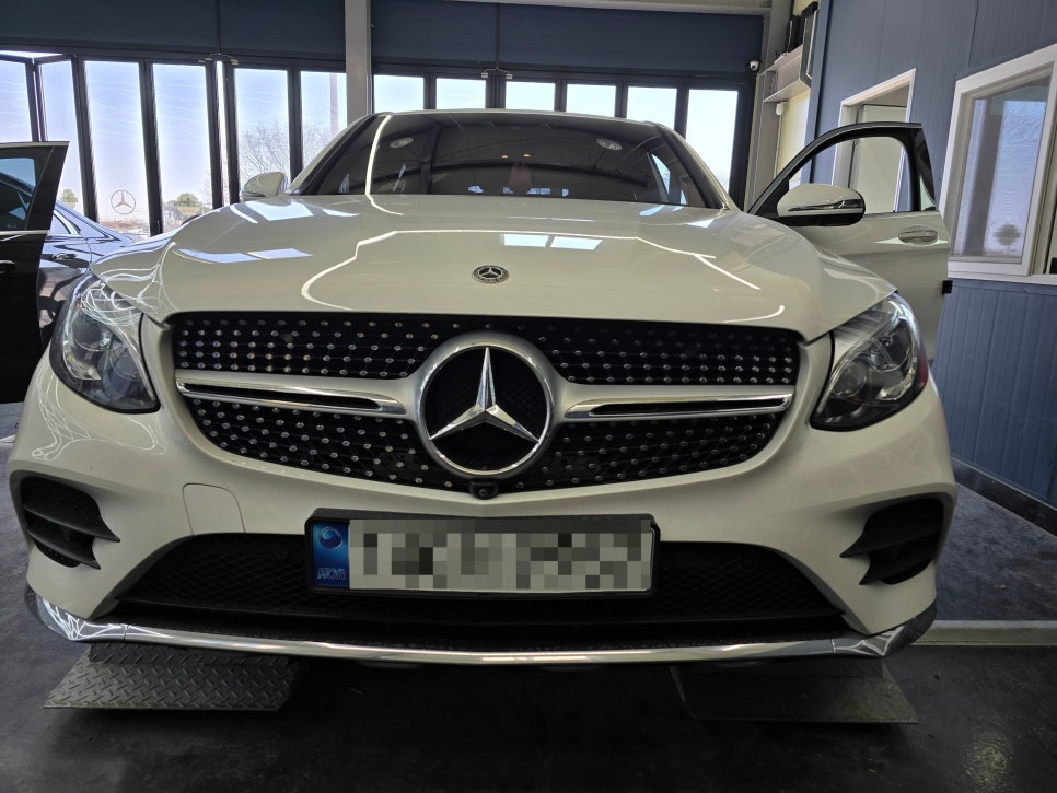 벤츠 X253 glc300 - AMG 카본 D컷핸들, 세로그릴 " 실내/외 인테리어의 변화를 원한다면, 두마리 토끼를 잡아보세요."