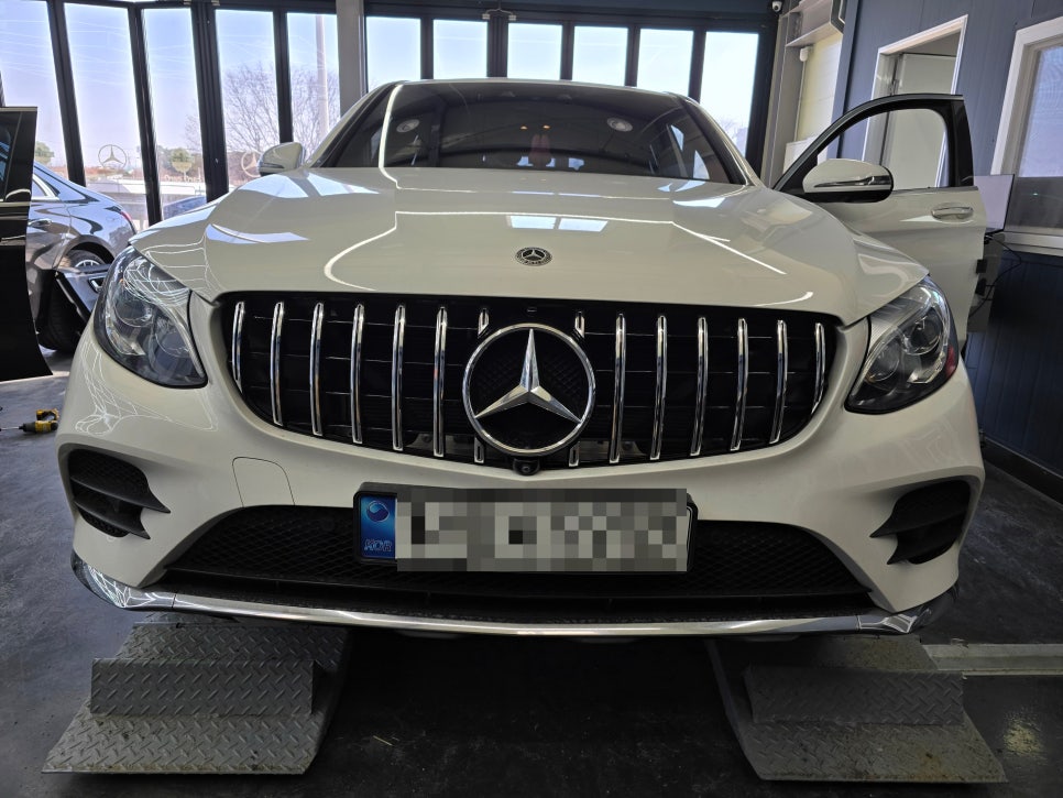 벤츠 X253 glc300 - AMG 카본 D컷핸들, 세로그릴 " 실내/외 인테리어의 변화를 원한다면, 두마리 토끼를 잡아보세요."