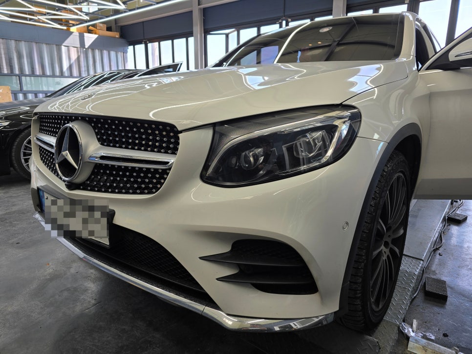 벤츠 X253 glc300 - AMG 카본 D컷핸들, 세로그릴 " 실내/외 인테리어의 변화를 원한다면, 두마리 토끼를 잡아보세요."