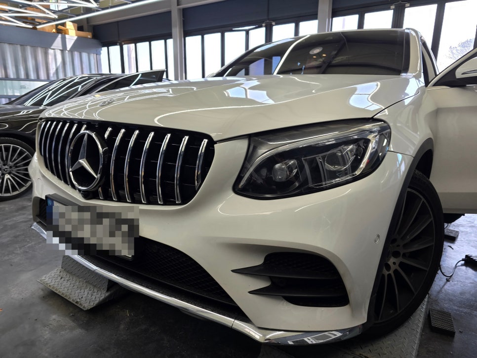 벤츠 X253 glc300 - AMG 카본 D컷핸들, 세로그릴 " 실내/외 인테리어의 변화를 원한다면, 두마리 토끼를 잡아보세요."