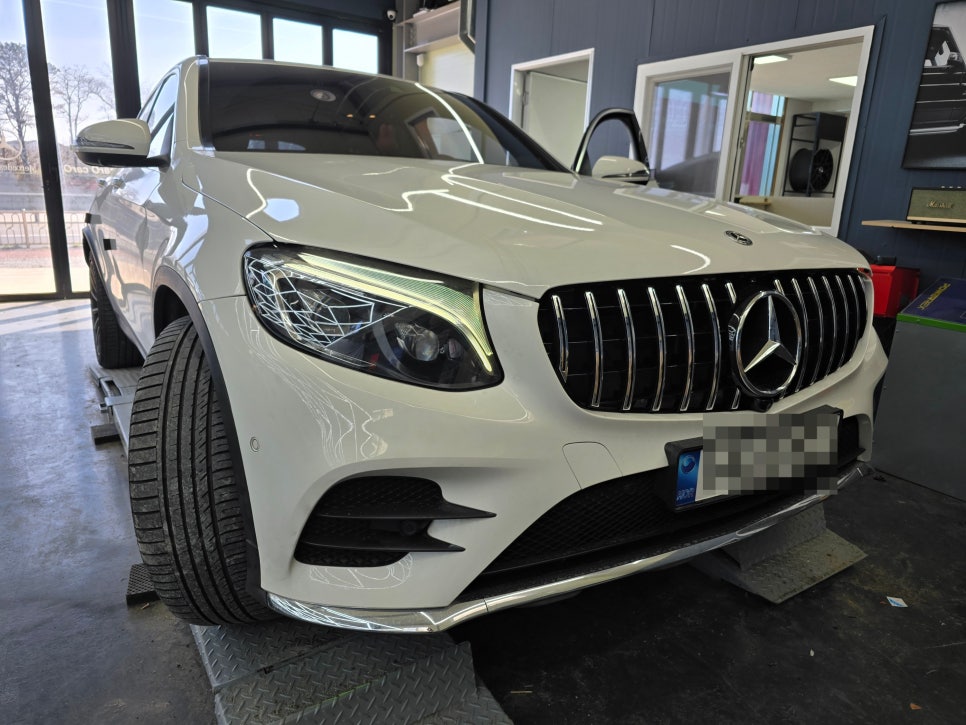 벤츠 X253 glc300 - AMG 카본 D컷핸들, 세로그릴 " 실내/외 인테리어의 변화를 원한다면, 두마리 토끼를 잡아보세요."