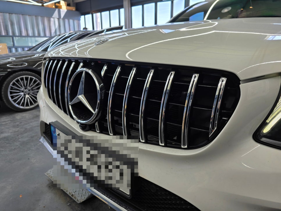 벤츠 X253 glc300 - AMG 카본 D컷핸들, 세로그릴 " 실내/외 인테리어의 변화를 원한다면, 두마리 토끼를 잡아보세요."