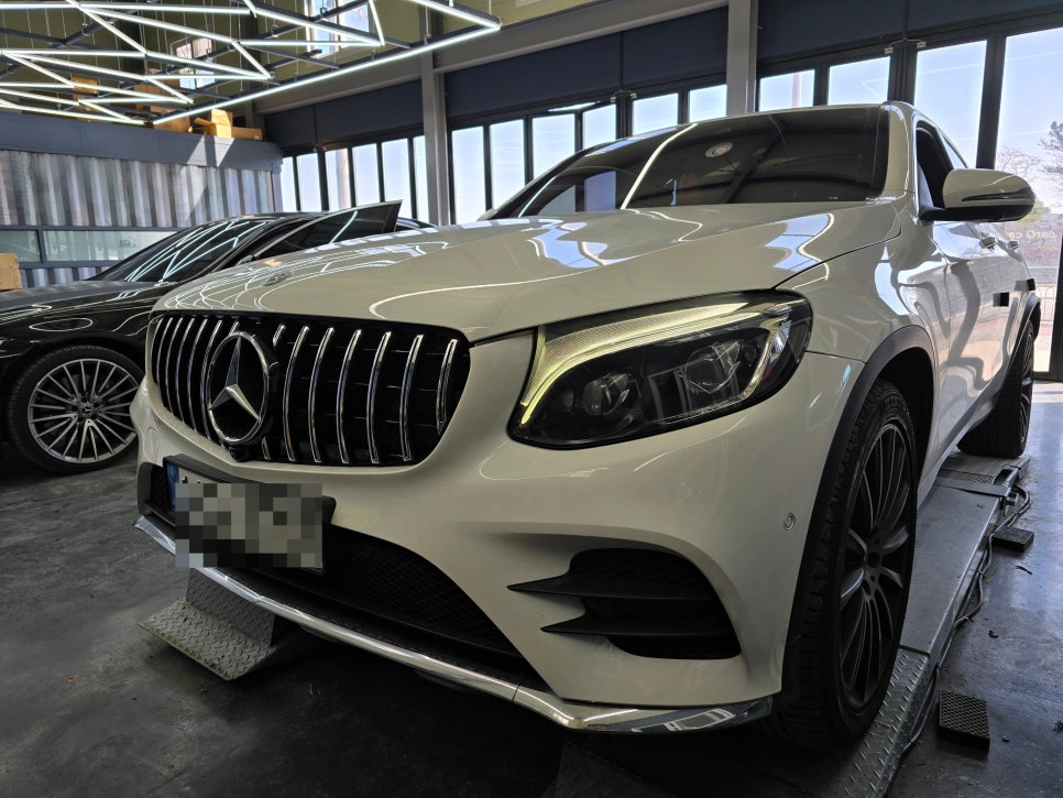 벤츠 X253 glc300 - AMG 카본 D컷핸들, 세로그릴 " 실내/외 인테리어의 변화를 원한다면, 두마리 토끼를 잡아보세요."