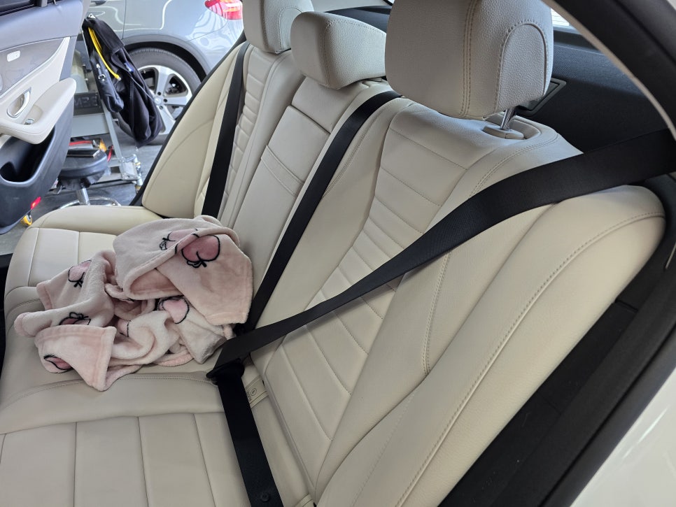 벤츠 w213 e300 - 컬러 안전벨트 전체시공 " 강렬한 포인트 시공 "