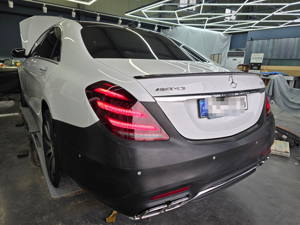 벤츠 w222 s63amg - 후기형 63바디킷 & 정품 멀티빔라이트 시공
