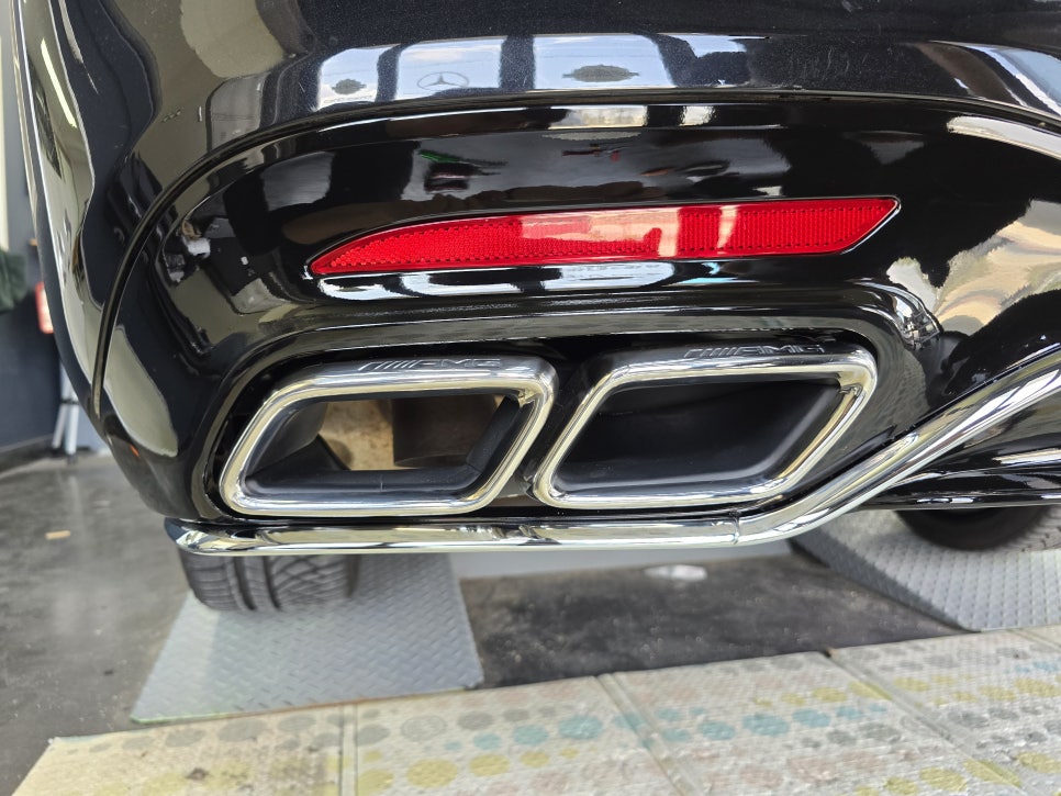 광주 벤츠레트로핏 ] 벤츠 W222 S350d - 63amg 디퓨저 및 머플러팁  손상으로 인한 교체