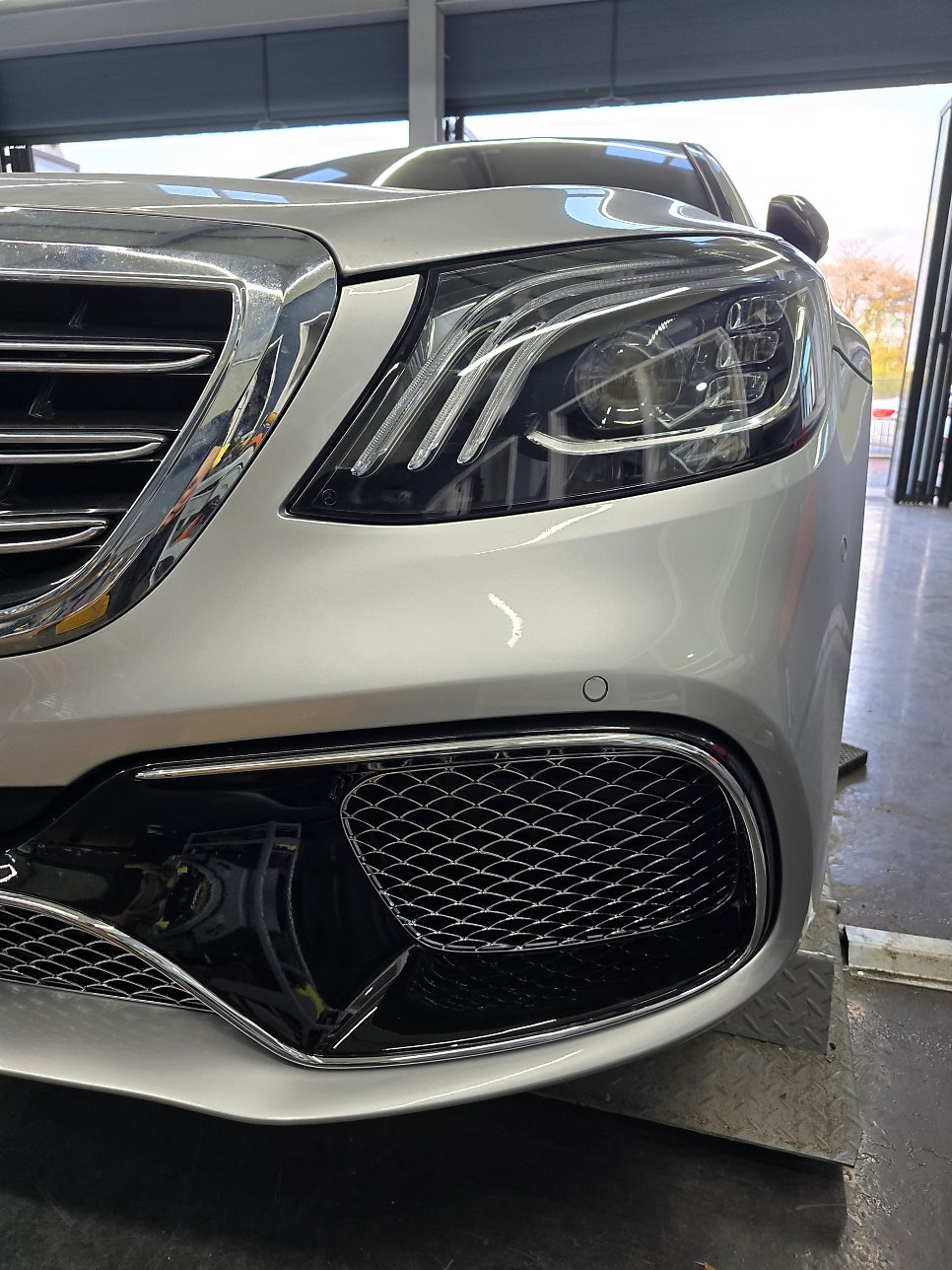벤츠 s63amg - 정품라이트 및 전면범퍼 교체 " 잘못된 시공으로 인한 재시공 !! "
