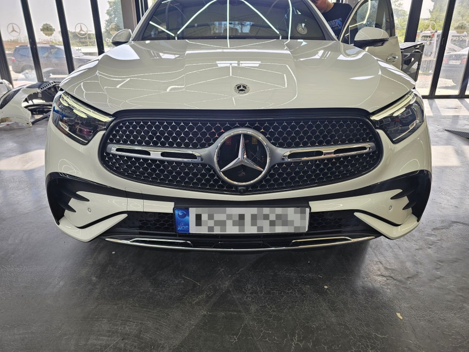 벤츠 glc300 - 빠질수없는 세로 그릴와 송풍구 엠비언트 시공으로 차량 외.내부 드레스업 !!!