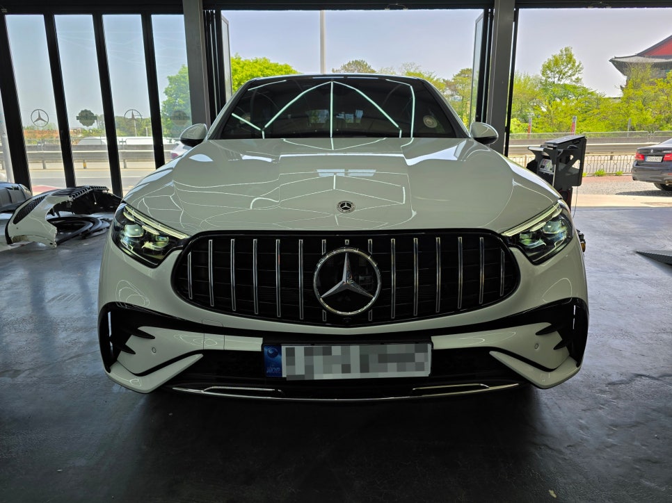 벤츠 glc300 - 빠질수없는 세로 그릴와 송풍구 엠비언트 시공으로 차량 외.내부 드레스업 !!!