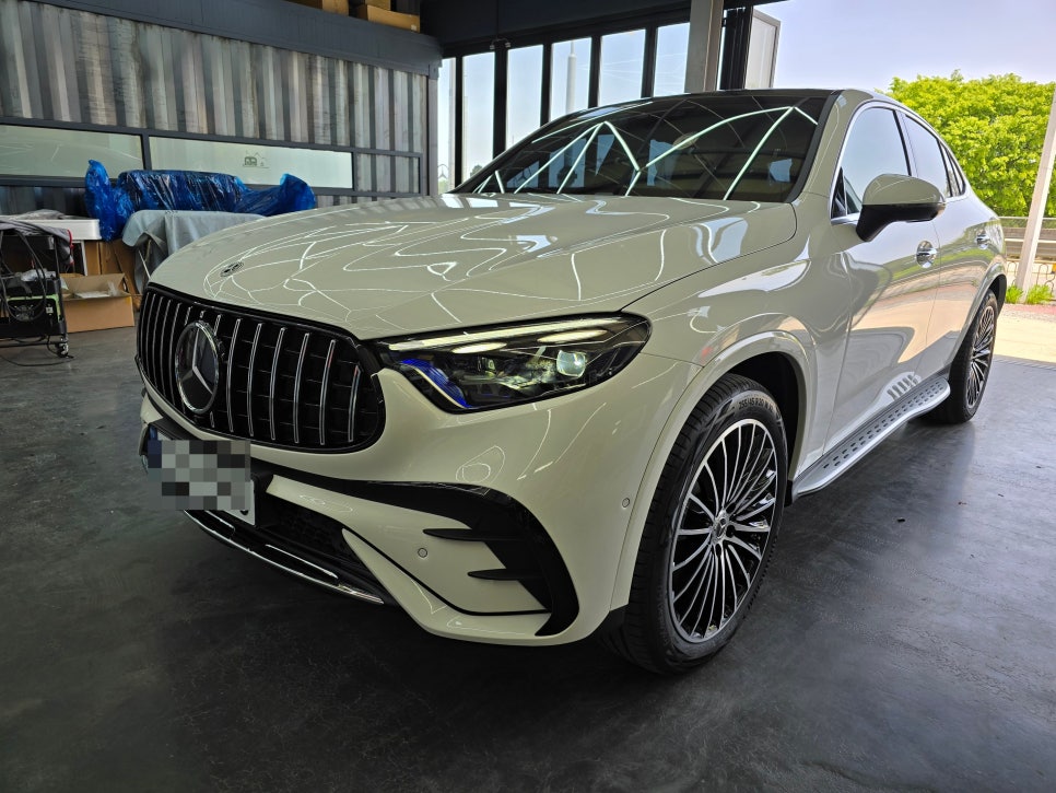 벤츠 glc300 - 빠질수없는 세로 그릴와 송풍구 엠비언트 시공으로 차량 외.내부 드레스업 !!!