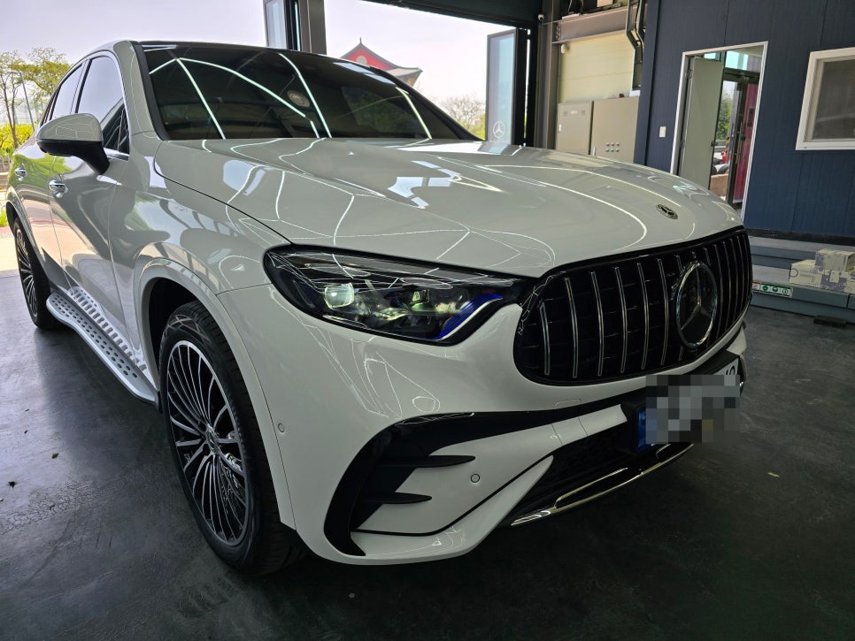 벤츠 glc300 - 빠질수없는 세로 그릴와 송풍구 엠비언트 시공으로 차량 외.내부 드레스업 !!!