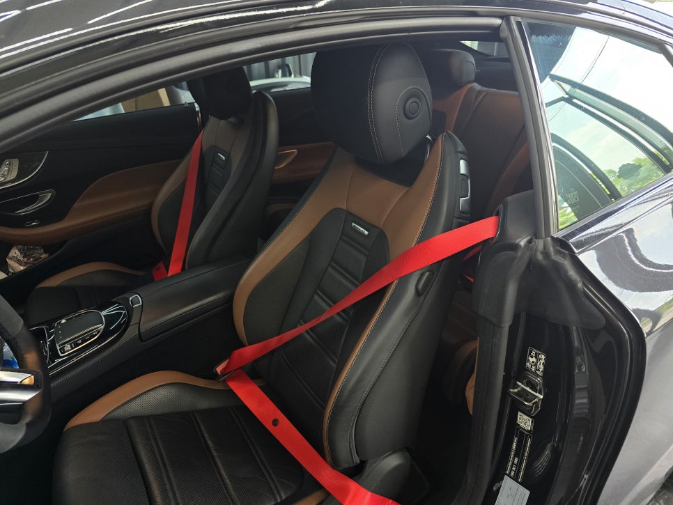 벤츠 E53amg 쿠페 - 컬러 안전벨트로 더 amg답게