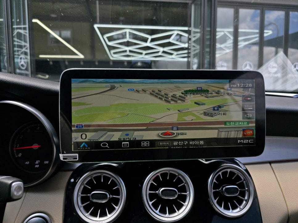벤츠 w205 C클래스 -12인치 모니터 및 m2c-200a+