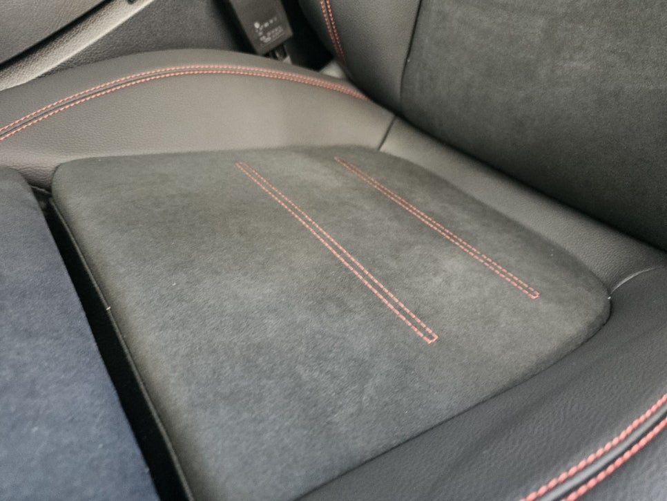 벤츠 cla250 - 통풍 시트, 컬러 안전벨트 포인트!