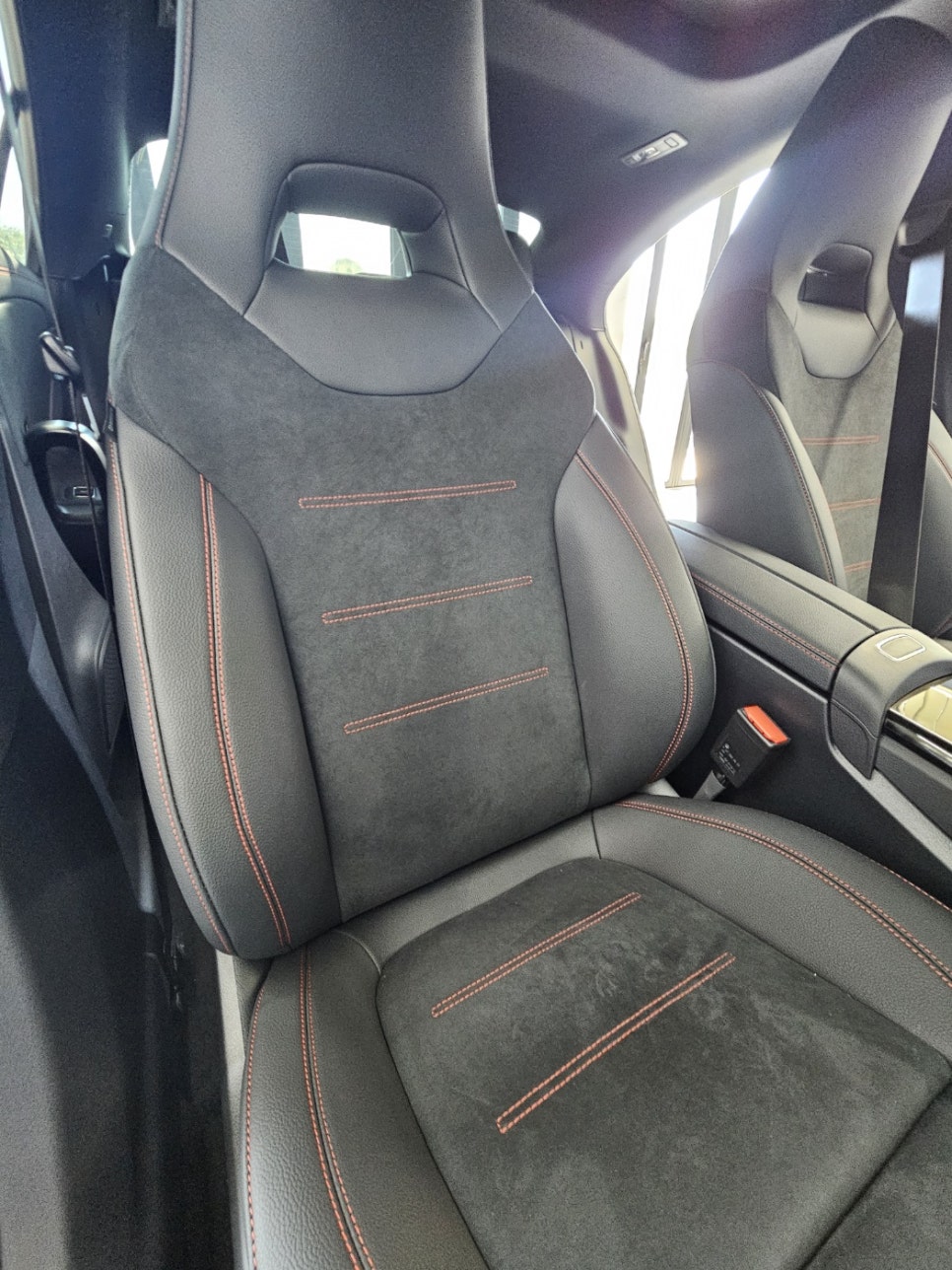 벤츠 cla250 - 통풍 시트, 컬러 안전벨트 포인트!