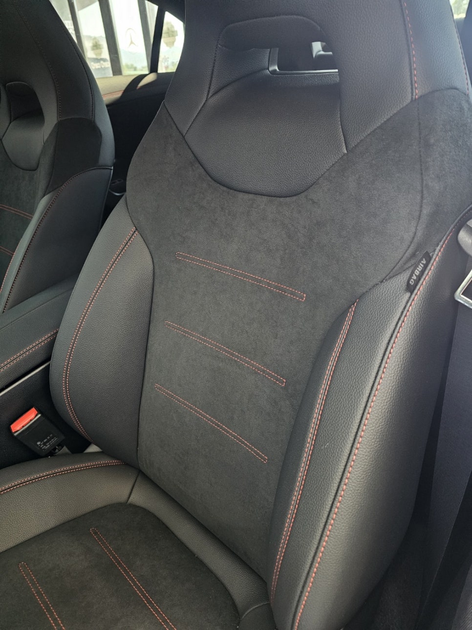 벤츠 cla250 - 통풍 시트, 컬러 안전벨트 포인트!