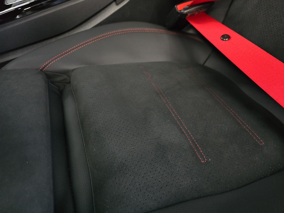 벤츠 cla250 - 통풍 시트, 컬러 안전벨트 포인트!