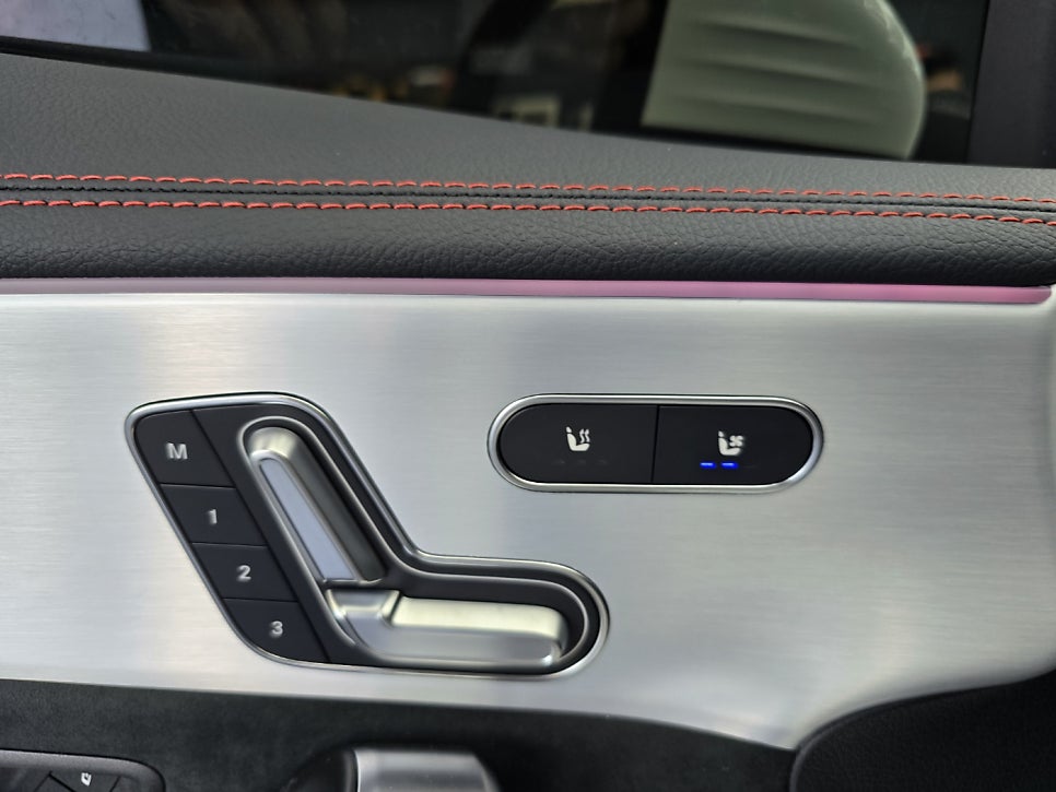 벤츠 cla250 - 통풍 시트, 컬러 안전벨트 포인트!