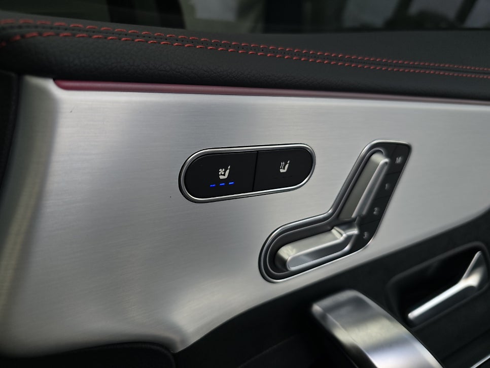 벤츠 cla250 - 통풍 시트, 컬러 안전벨트 포인트!